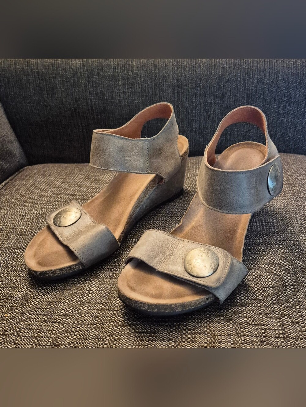 Taos Carousel II Grey/Silver Leather Wedge Open Toe Sandals Size 8-8.5